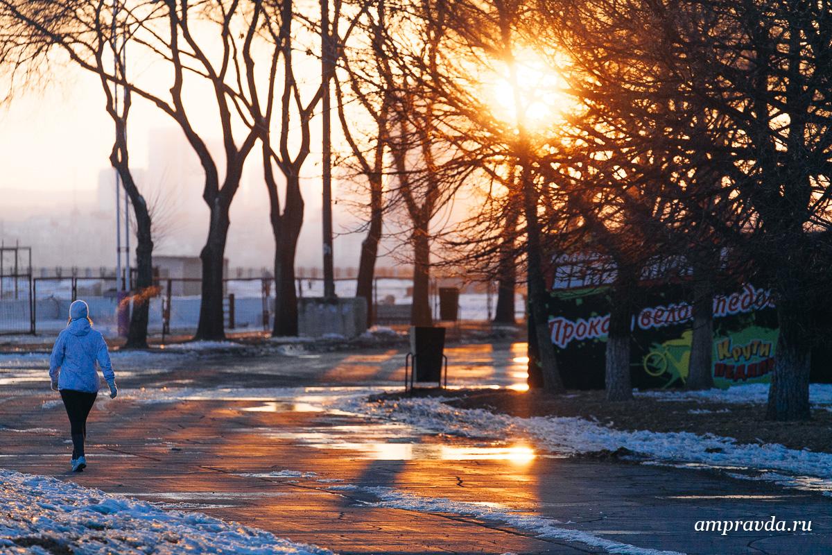 В городе потеплело. Февраль солнце город. Благовещенск зимой. Солнечный февральский день. Потеплей.