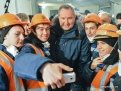 На космодроме Восточный Дмитрий Рогозин охотно фотографировался со стройотрядовцами (24 фото)