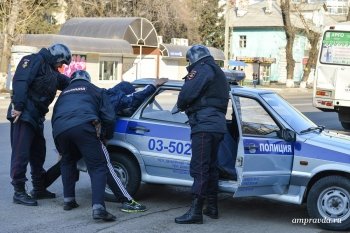 Во время спектакля в амурский драмтеатр ворвались вооруженные люди. Фоторепортаж с учений ФСБ