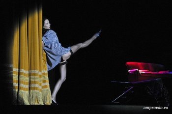 Фото на черном фоне. 16 снимков со спектаклей ко Дню театра