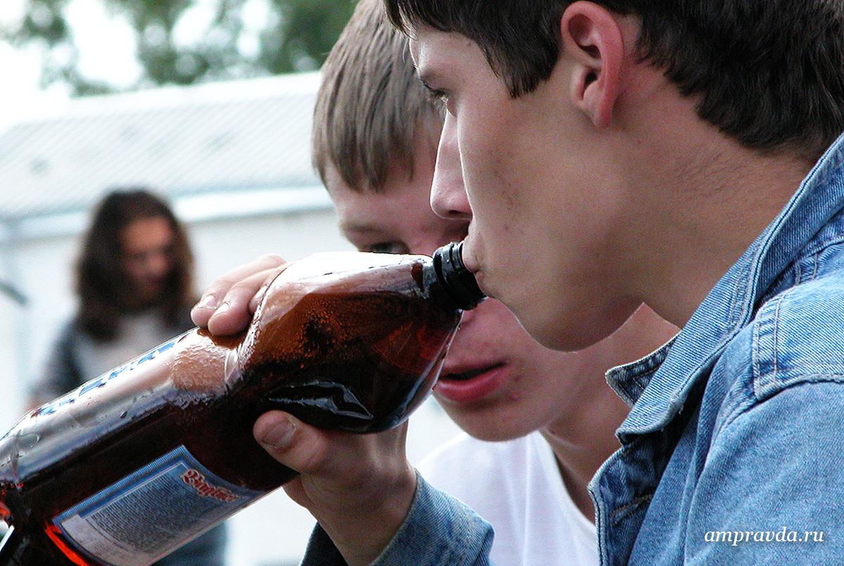 Сегодня пить пиво. Распитие алкогольных напитков. Распитие спиртных напитков несовершеннолетними. Подростки пьют на улице.