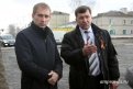 И. о. губернатора (слева) оценил состояние площади. Фото: amurobl.ru