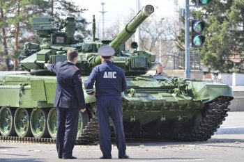 В центр Благовещенска выехали танки, БМП и бронетранспортеры