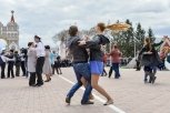 В Благовещенске на площади Победы устроили танцы и фейерверк. Фото