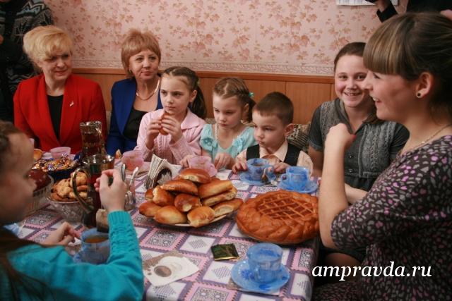 Семейная благовещенск. Дальний Восток семья. Амурская правда приемные семьи Леванова. Самая большая семья в Благовещенске. Семьи группы дальнего Востока.