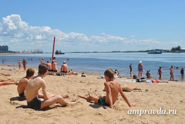 Две сестренки выбрались на море