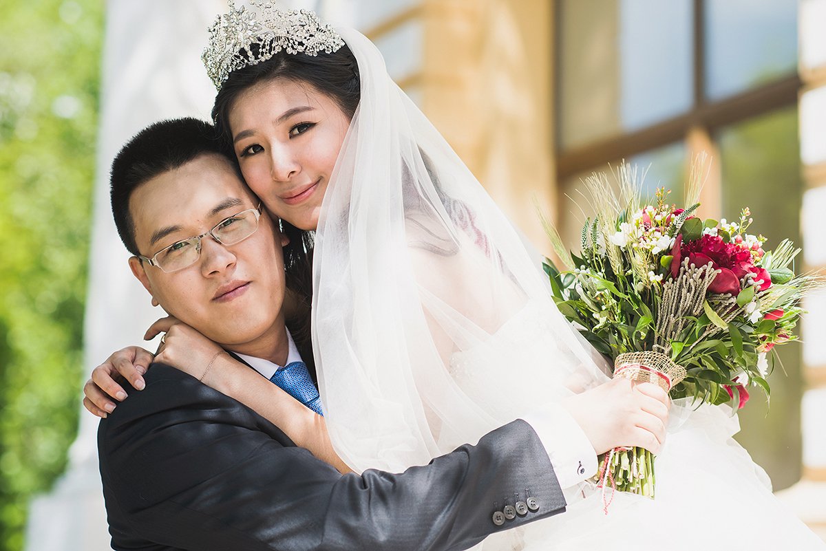 Китайский жених. Китайская свадьба фотосессия. Китайская пара. Китайские женихи богатые.