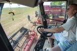 Механизаторы Приамурья продемонстрировали фигурное вождение (12 фото)