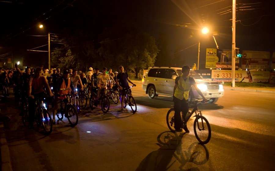 Тысячи велосипедистов заполнят субботней ночью улицы амурской столицы / Тысячи велосипедистов прокатятся по Благовещенску ночью в предстоящую субботу. 4 июля в городе пройдет «Велоночь-2015». Ожидается, что участие в мероприятии примут две тысячи велосипедистов. Построение участников акции пройдет на площади Победы, откуда они и стартуют в 22.00. 