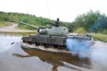 На вододромах Приамурья танкисты учатся эвакуировать затонувшую технику