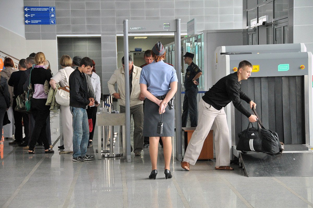 Таможенники в аэропорту