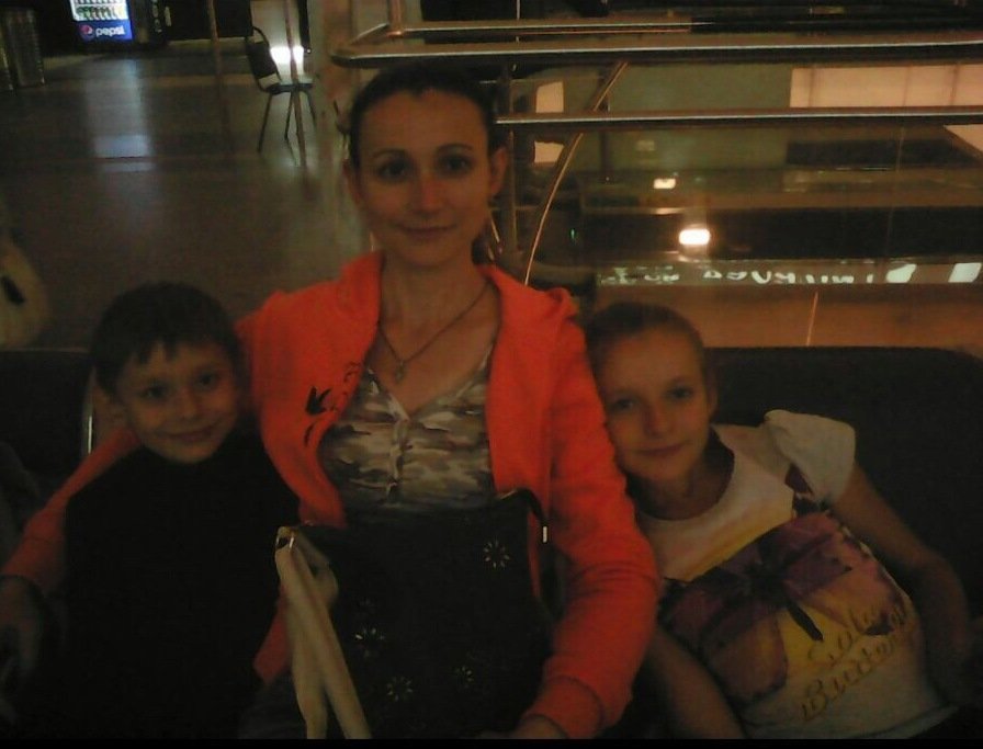 Семья Евдокимовых перед отъездом на вокзале Москвы