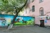 Дворник в Благовещенске рисует на заборах амурских тигров, медведей и лошадей