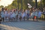 Благовещенские невесты пробежались по набережной и сфотографировались со знаменитым Пиратом. Фото