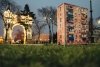 На газоне благовещенской набережной появилась мини-многоэтажка