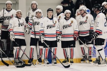 Команда «Темп» с участием губернатора выиграла первый хоккейный матч сезона
