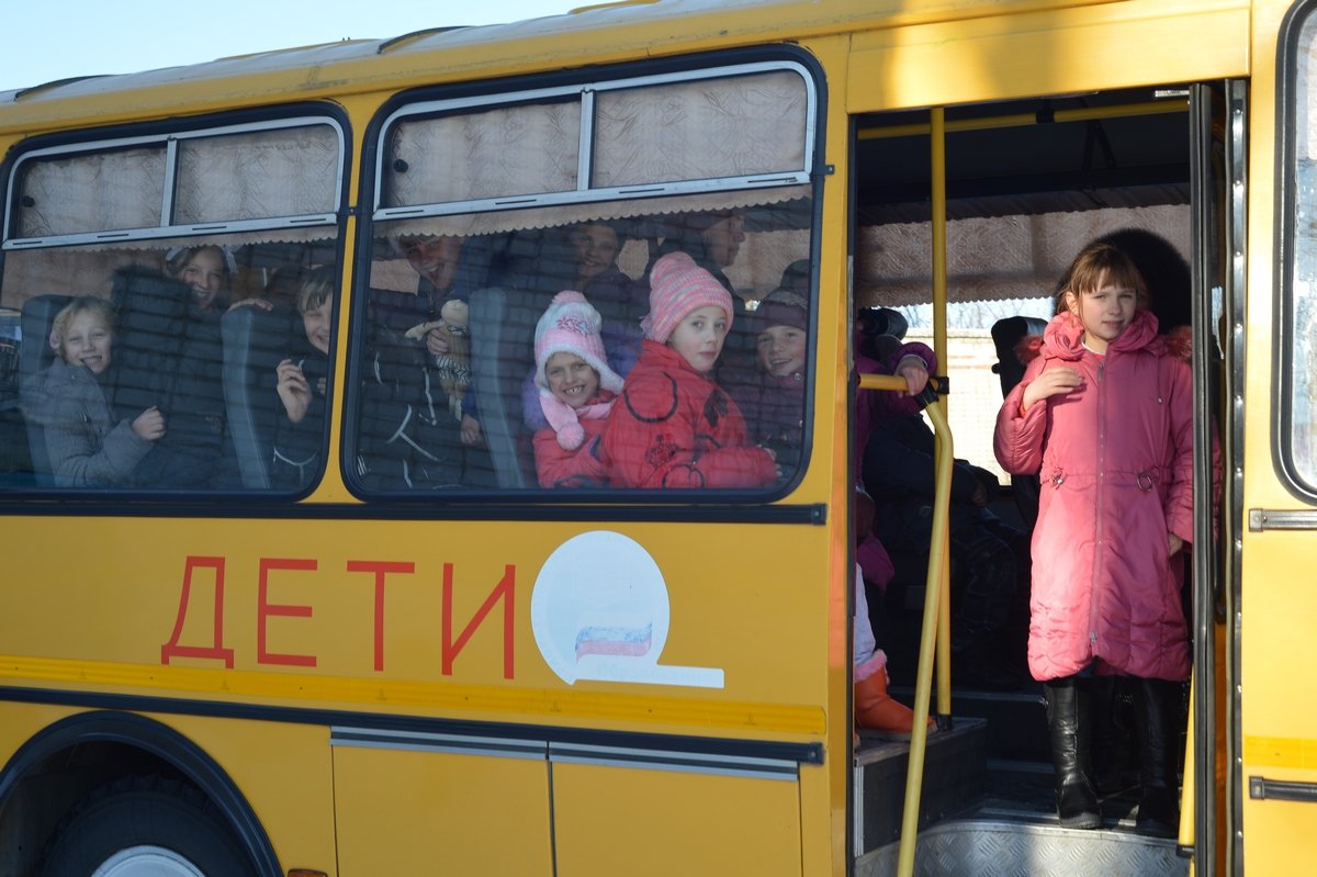 Перевозка детей автобусом заказ. Школьный автобус. Автобус для детей. Автобус для перевозки детей. Школьный автобус дети.