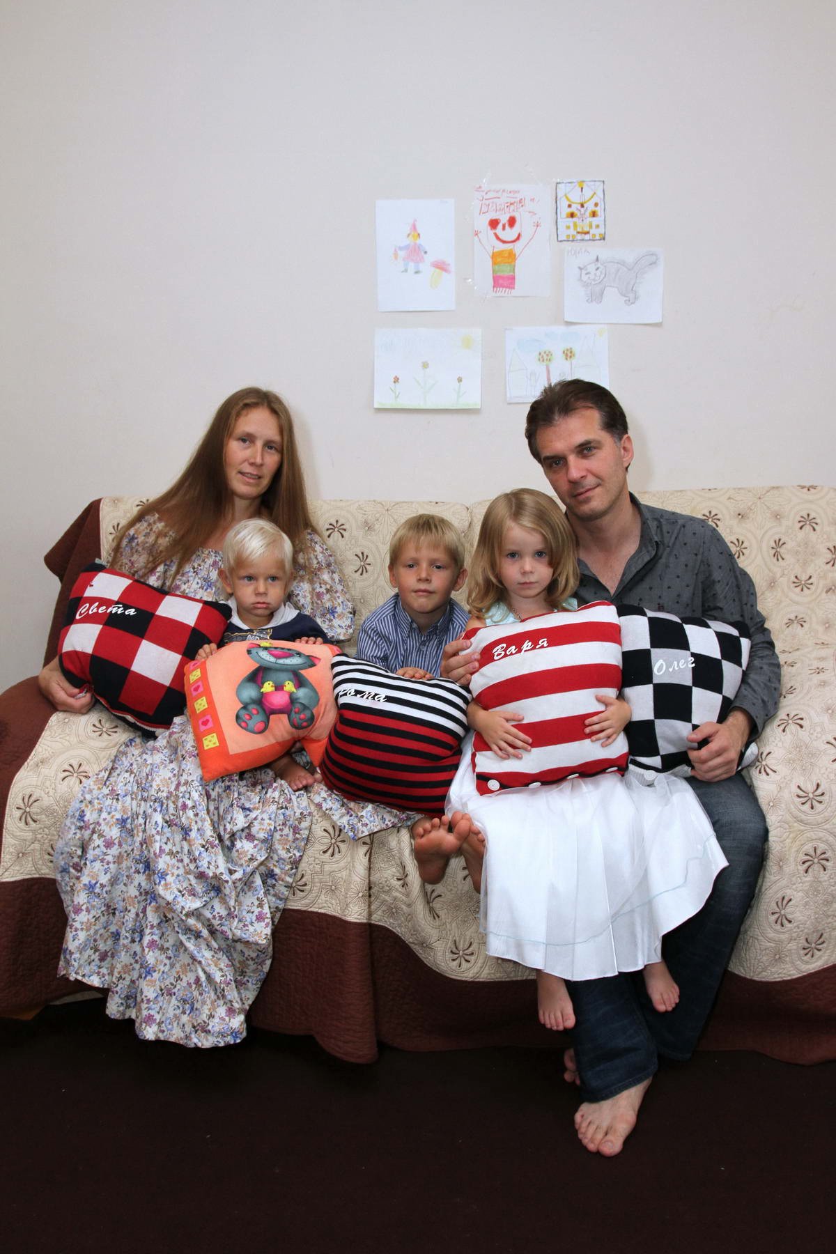 В гостиной есть диван с забавными именными подушками: Светлана, Федор, Роман, Варвара и Олег.
