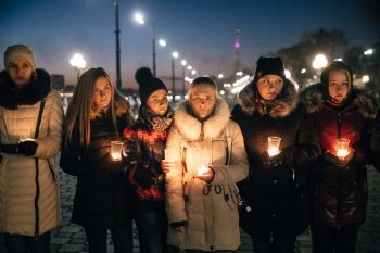 Благовещенцы зажгли свечи в память жертв терактов. Фото