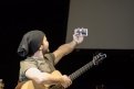 На концерте в Благовещенске итальянский гитарист сделал селфи на сцене. Фото