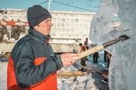 Пожарный Алексей Сидоров создает скульптуры из дерева и льда