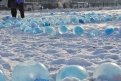 Для новогоднего городка жители Белогорска наморозили тысячу ледяных шаров