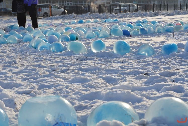Шарики изо льда. Ледяной городок в Белогорске Амурской области. Ледяные шары. Цветные ледяные шары. Ледяные шары из воздушных шариков.