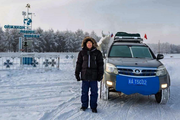 Китайский путешественник достиг Полюса холода и едет в Приамурье / 23-летний китайский строитель У Юй из Пекина несколько лет путешествует по миру на своем внедорожнике «GreatWall». За плечами него сто тысяч километров пробега и более 20 стран. Этой зимой У Юй решил посетить самую холодную точку земли — якутский поселок Оймякон и поехал маршрутом Пекин-Тында-Якутск-Оймякон-Магадан-Владивосток-Южная Корея-Япония-Пекин.