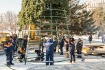 В Благовещенске демонтируют елку на площади: городок простоит еще пару недель