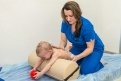 Работая с малышом, врач параллельно  обучает и его маму. Фото: Андрей Ильинский