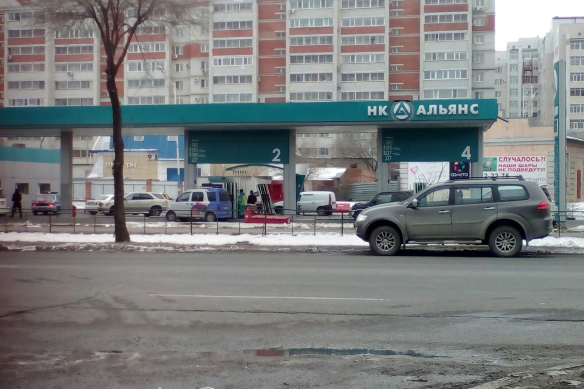 В Благовещенске женщина-водитель снесла колонку на автозаправке — Амурская  правда, новости Благовещенска и Амурской области