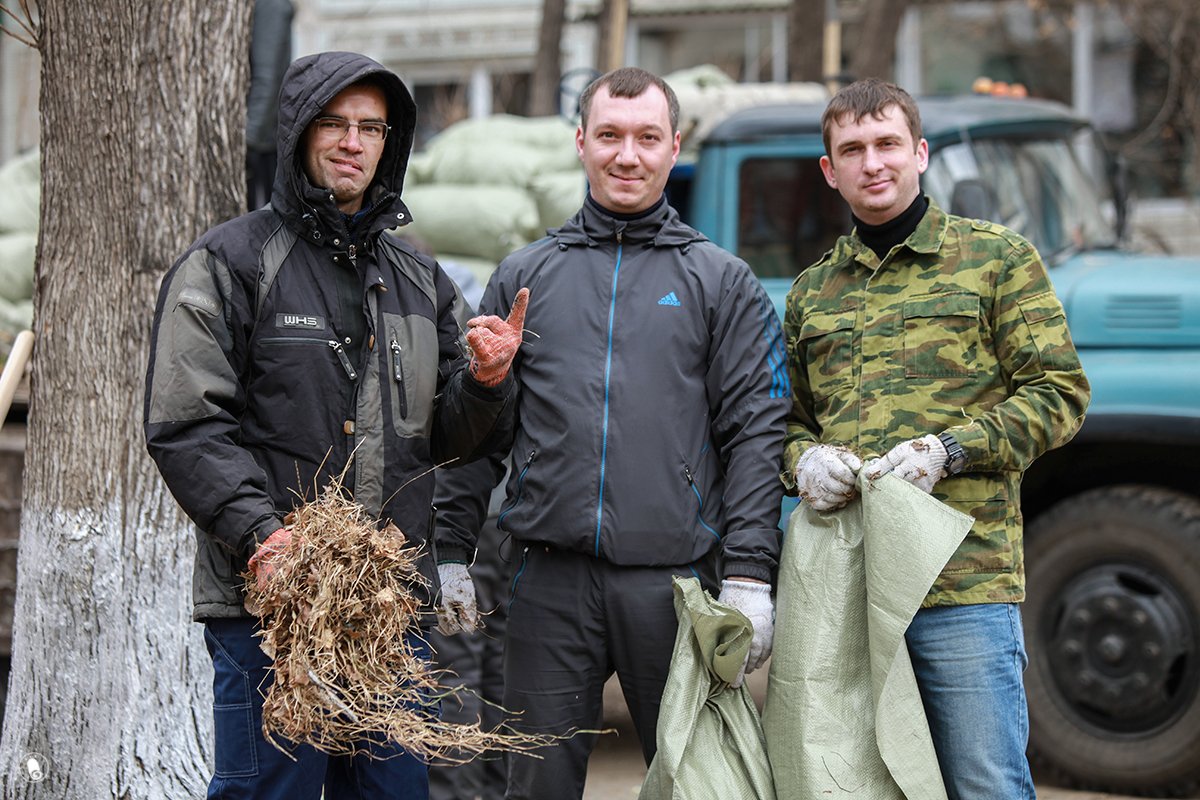 Сегодня выйдет. Ульяновск губернатор Морозов с граблями убирает траву.