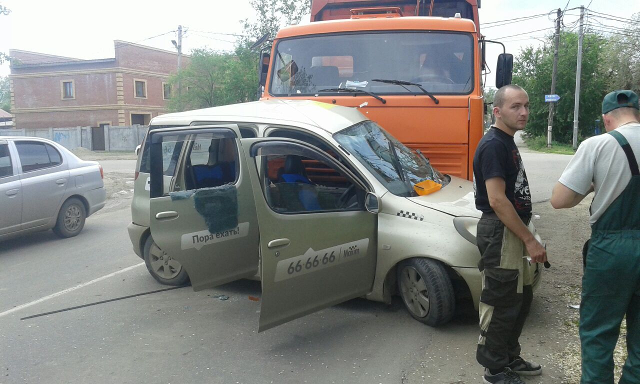 В Благовещенске мусоровоз протаранил такси — Амурская правда, новости  Благовещенска и Амурской области