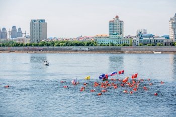 200 китайцев и 100 россиян переплыли Амур: в Благовещенске прошел международный заплыв «Дружба»