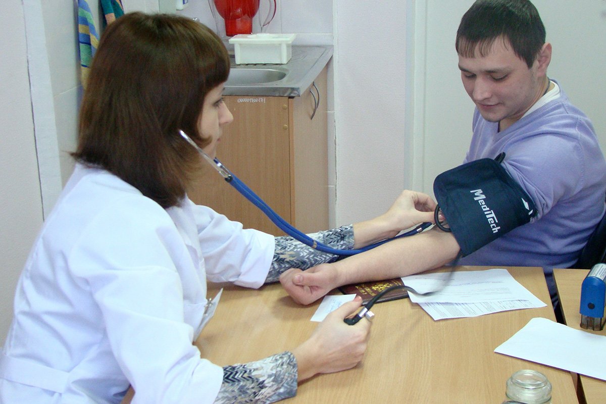 На первом этапе диспансеризации пациенту измерят артериальное давление, возьмут кровь на анализ.