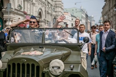 В Москве прошло ралли ретроавтомобилей с участием звезд кино, политики и спорта