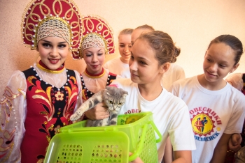 «Ровесники» устроили флешмоб и запустили в новую студию кота. Фоторепортаж