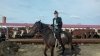 Чтобы не испачкать форму, амурский пристав поехала арестовывать коров на коне