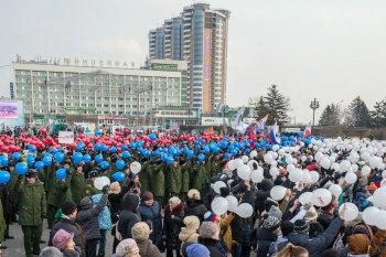 Народные танцы и живой флаг: Благовещенск отметил День народного единства (фоторепортаж)