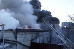 В Благовещенске два часа тушат горящий склад с пиротехникой (5 видео)