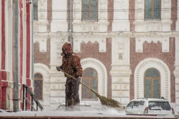 Улицы Благовещенска присыпало долгожданным снегом: фоторепортаж АП