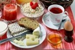 Читатели АП предпочитают плотный завтрак: обзор новых опросов
