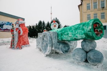 Курсанты ДВОКУ вырезали из снега Царь-пушку и танк «Армата» (фото)