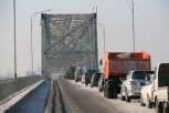 Грузовик заблокировал проезд по мосту через Зею в Благовещенске