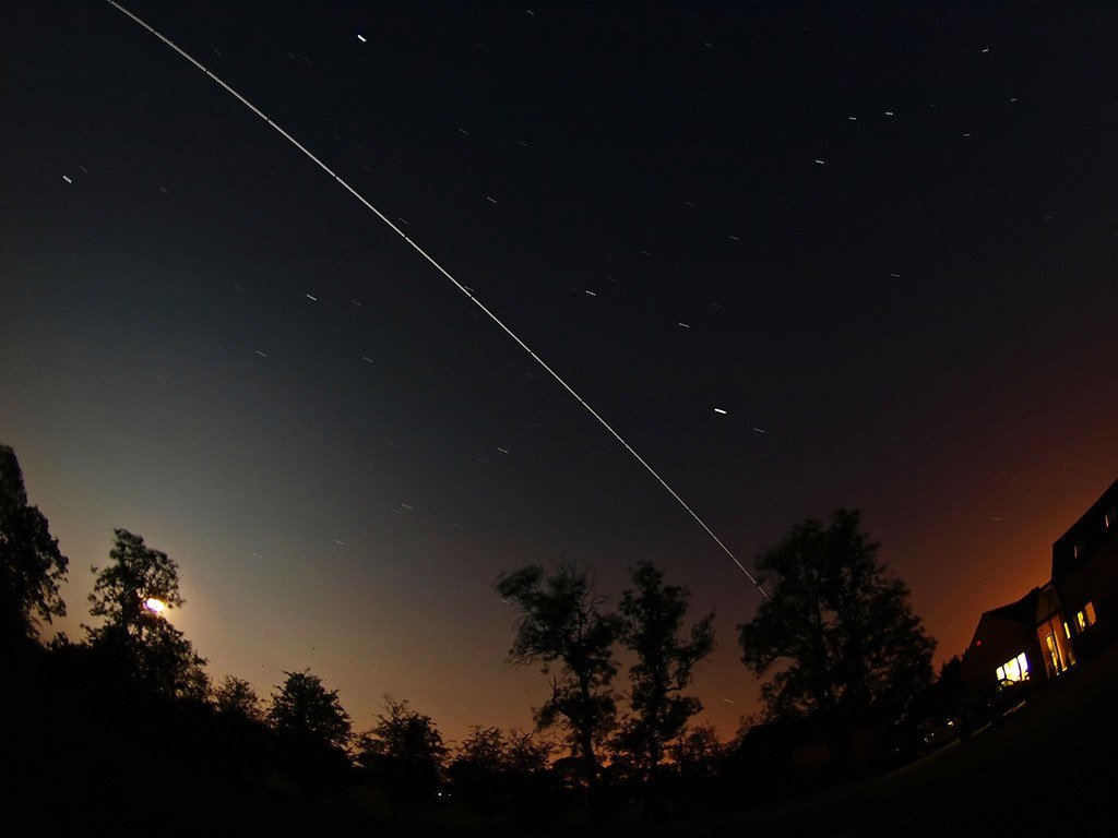Как выглядит спутник в небе ночью фото