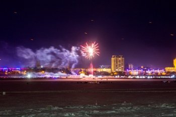 Небо в огне: в Хэйхэ отметили Праздник фонарей часовым салютом (фото)