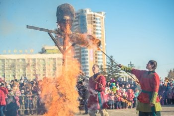 «Блинная деревня» и выставка Маслениц: фоторепортаж с главной площади Благовещенска