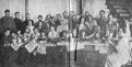 Члены коммуны-общежития за утренним чаем в праздничный день. Журнал «На отдыхе», 1924 год.