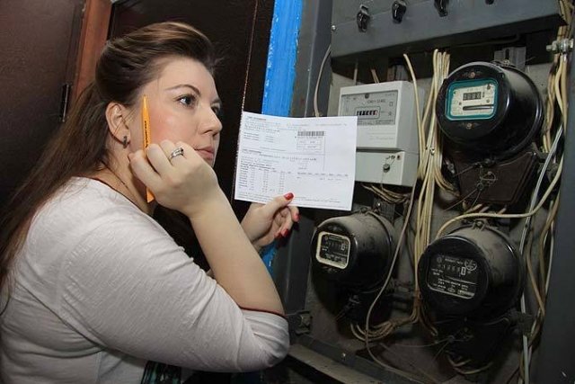 Хозяйка кафе заполняя свои документы дома не могла вспомнить показания счетчика электроэнергии