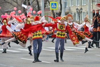 «Ровесники» устроили многотысячный флешмоб в Благовещенске